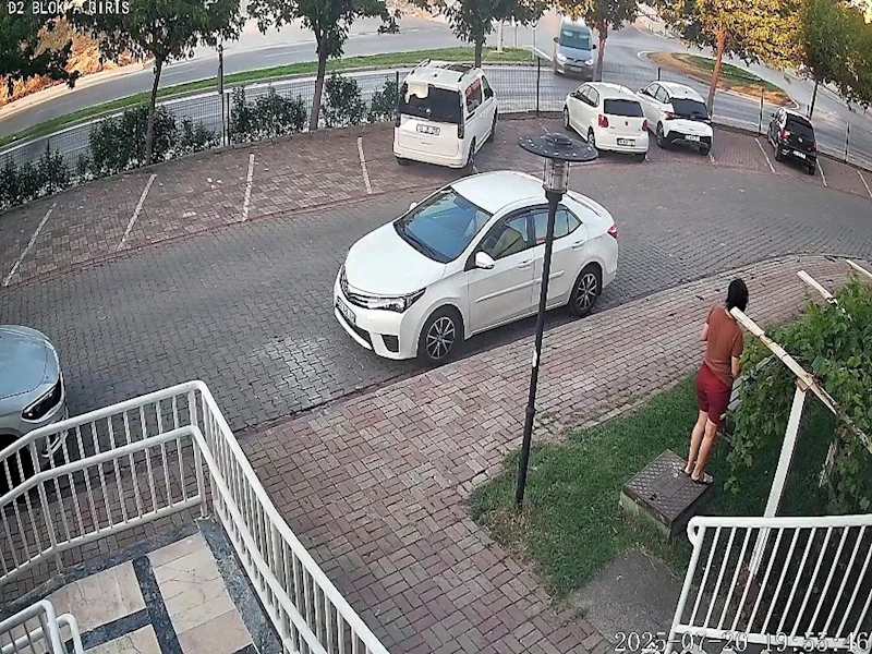 Hafif ticari araç, çitlere, ağaca ve otomobile çarptı; o anlar kamerada