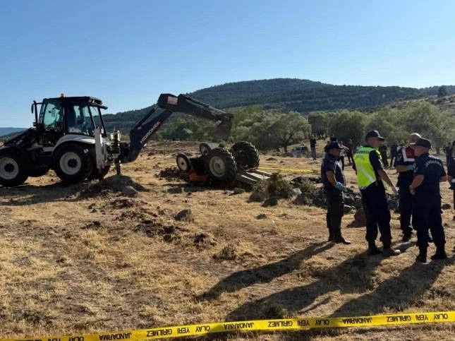 Tarlada devrilen traktörün altında kalan çift, öldü