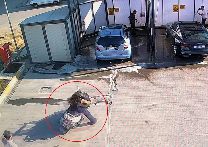 Ehliyetsiz sürücü, aniden gaza bastı; motosiklet otomobile çarptı