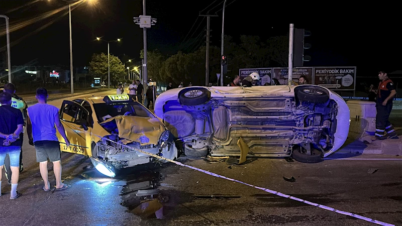 Çanakkale’de taksi ile otomobil çarpıştı: 8 yaralı