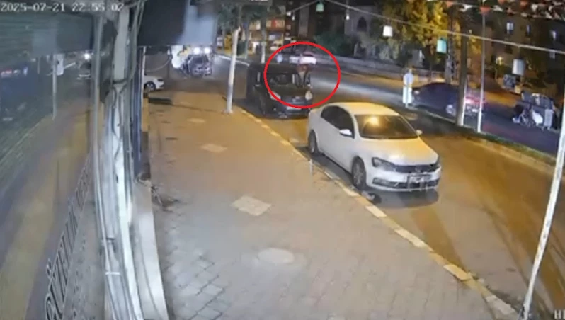 Otomobil, park halindeki 2 araç ile inen sürücüye çarptı