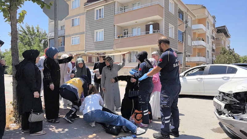Otomobillerin çarpıştığı kazada 5 kişi yaralandı; güneşten kartonla korudular