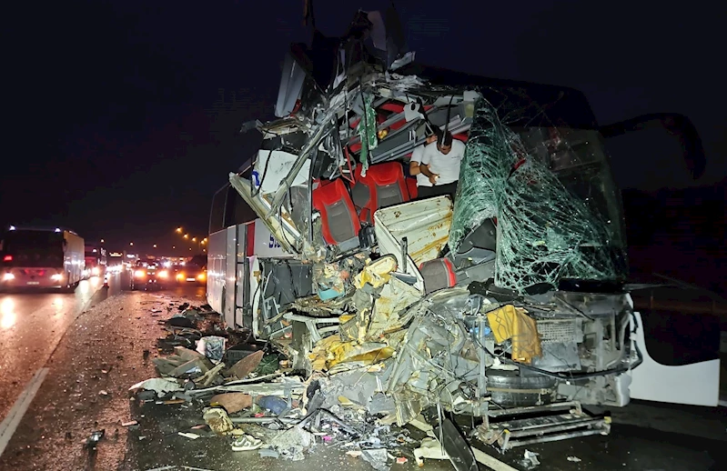 TAG Otoyolu Tarsus geçişinde yolcu otobüsü TIR