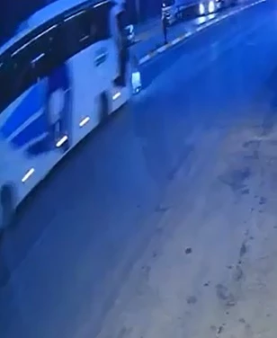 Yolcu otobüsünün çarptığı yayanın öldüğü kaza kamerada