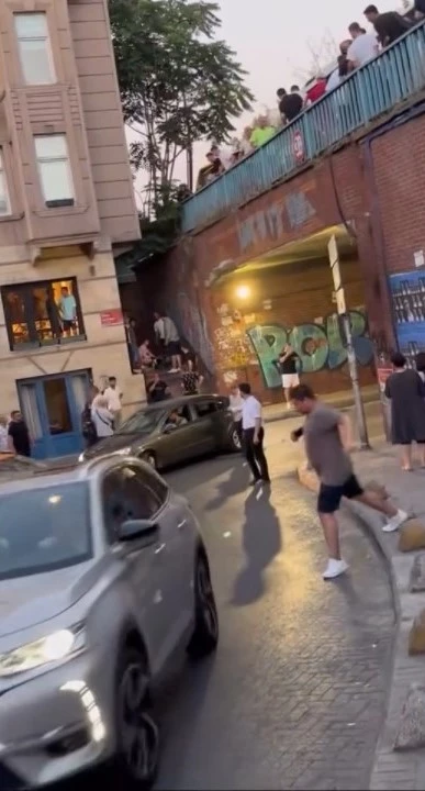 İstanbul-Beyoğlu’nda dolmuş otobüse arkadan çarptı: 2’si ağır, 5 yaralı