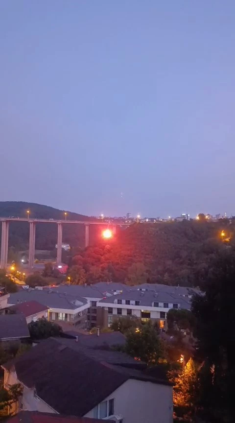 İstanbul- Beykoz’da orman yangını; yanan cismin ağaçların üzerine düşmesi kamerada -2