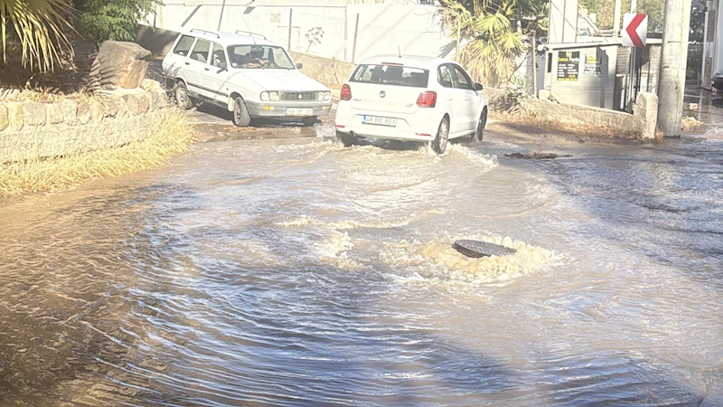 Bodrum’da ana su isale hattı patladı, yol trafiğe kapandı