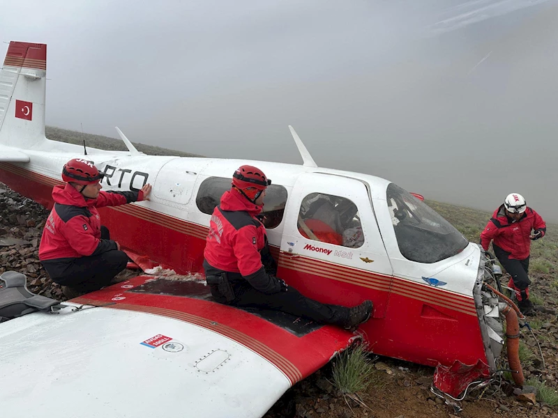 Dünya turuna çıkan pilotun tek motorlu uçağı düştü; pilot öldü, kadın yolcuya sağ ulaşıldı