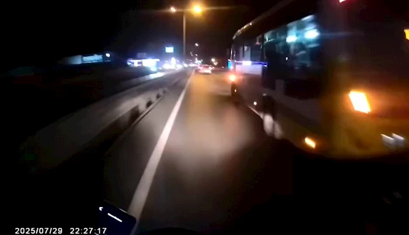 Kullandığı motosikletle otobüsle refüjün arasında sıkışmaktan ani fren yaparak kurtuldu