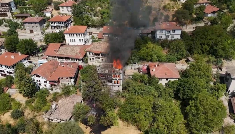 Safranbolu’da 2 katlı tarihi konak yandı