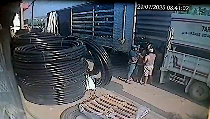 Manevra yapan kamyonet ile TIR’ın arasında sıkışan işçi öldü