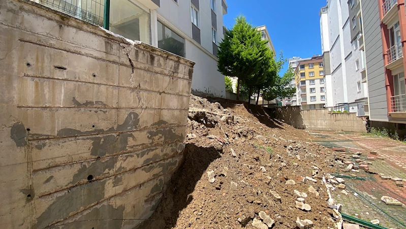 Samsun’da sitenin istinat duvarı çöktü 