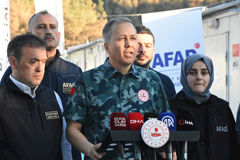 Bakan Yerlikaya, orman yangınlarında yok olan Köprücek ve Kaşıkçı köyünde