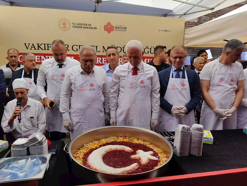 İstanbul- Tarihi Mısır Çarşısı’nda 20 bin kişilik aşure dağıtıldı