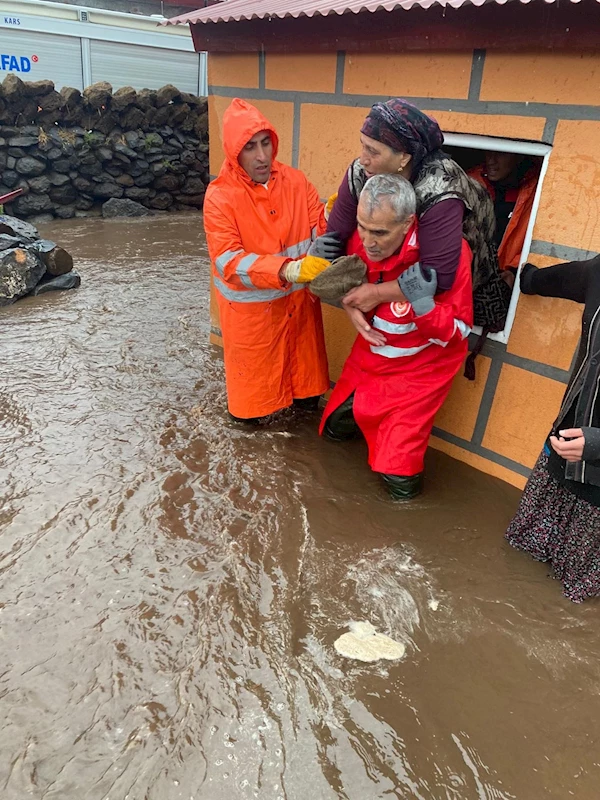 Sağanak yağmurun yıktığı evde mahsur kalan kadın kurtarıldı