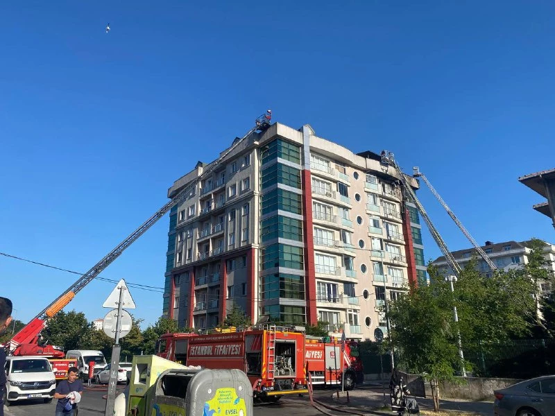 İstanbul - Beylikdüzü’nde terasta çıkan yangın 2 daireye sıçradı 