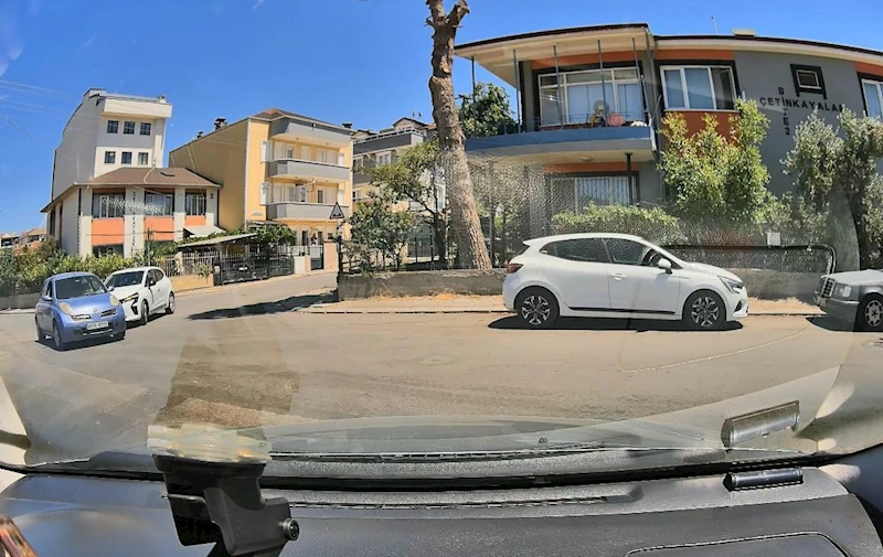 Kazada savrulan otomobilin bisikletli çocuğa çarptığı anlar kamerada 