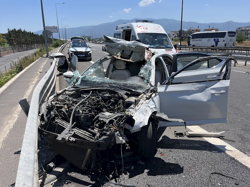 Kocaeli - Bariyere çarpan otomobil hurdaya döndü: 4 yaralı /Video yeniden
