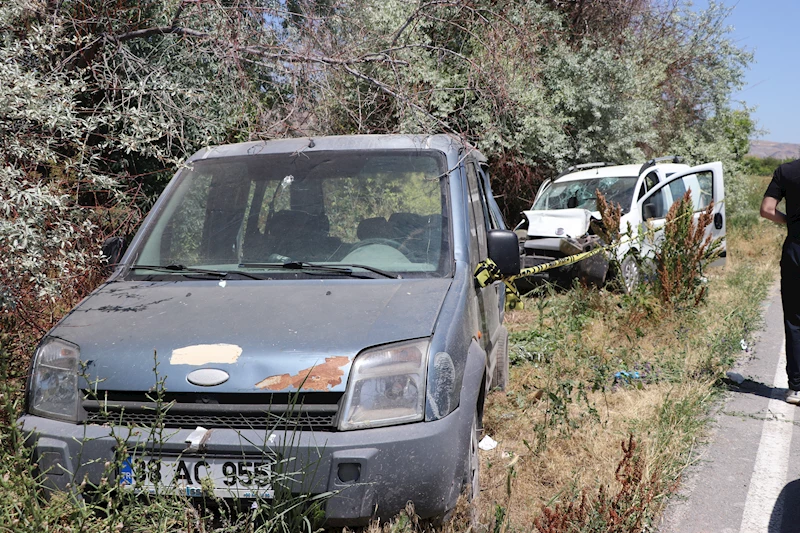 Kayseri- Hafif ticari araç, park halindeki araca çarptı; 1 ölü, 8 yaralı /Video eklendi 