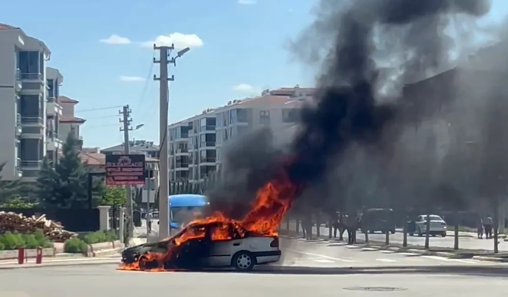 Aksaray’da seyir halindeyken alev alan otomobil yandı