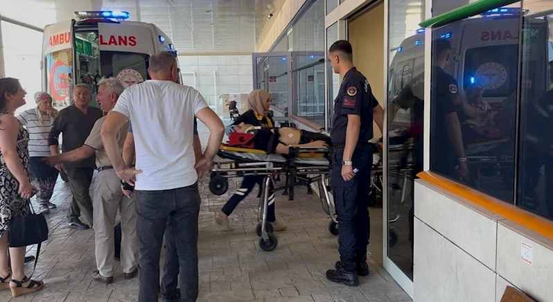 Çınar ağacının kırılan dalının altında kalan 3 kişi yaralandı