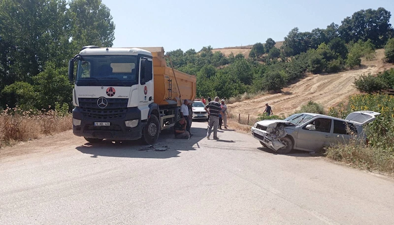 Hafriyat kamyonuyla çarpışan otomobildeki 2 kişi yaralandı