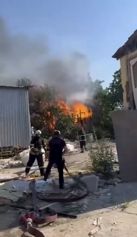 Kocaeli’deki yangında ahır kullanılamaz hale geldi 