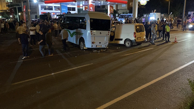 Rize’de minibüsle hafif ticari araç çarpıştı; 10 yaralı 