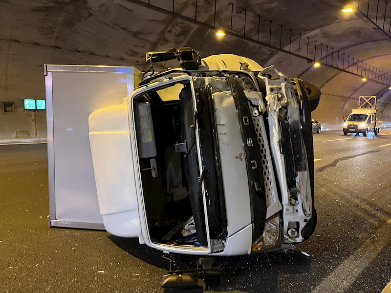 Tünelde otomobil ile çarpışan kamyonet devrildi; 1