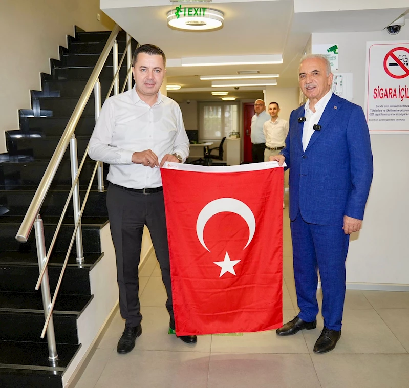 Ümraniye Belediyesi 40 bin Türk bayrağı dağıtacağını duyurdu
