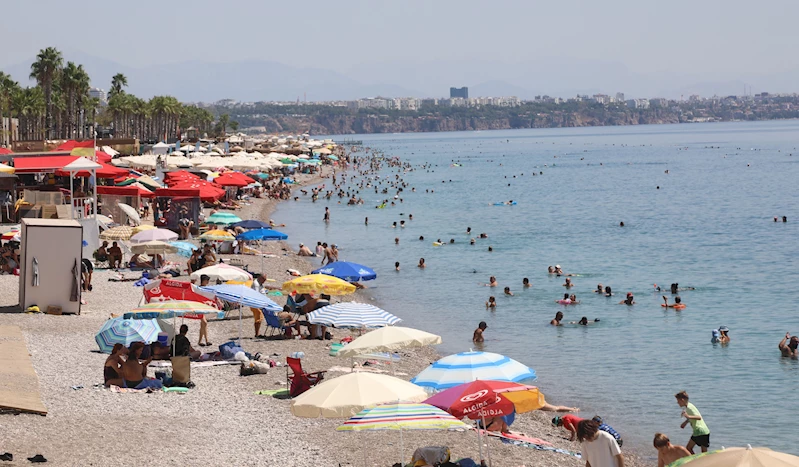 Tatilciler, sıcaklığı 31 derece ölçülen denizde serinlemeye çalıştı