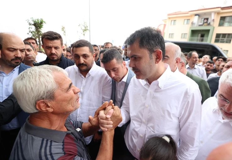 Bakan Kurum, depremzede aileyi ziyaret etti