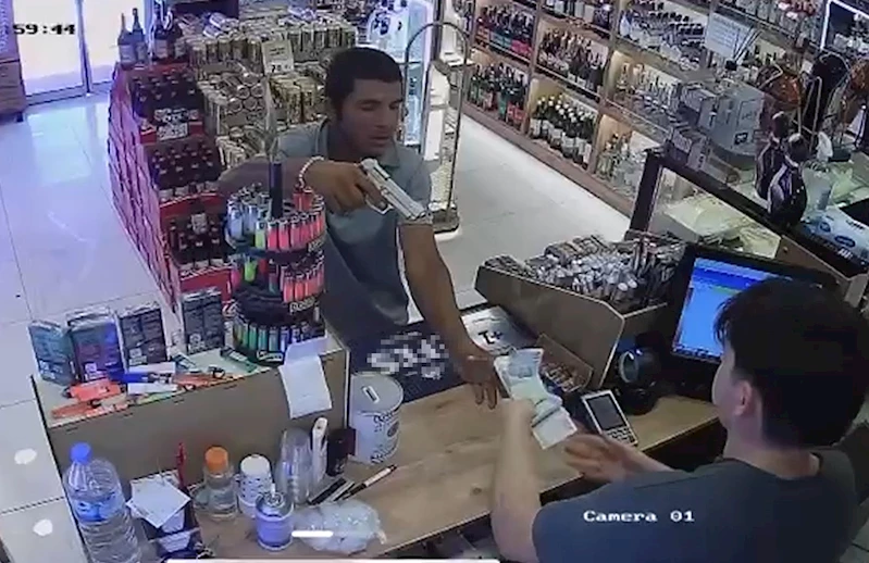 Kurusıkı tabancayla büfe soygunu kamerada