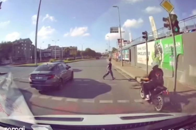 İstanbul - Kırmızı ışıkta karşıya geçen yayaya motosiklet çarptı; kaza anı kamerada 