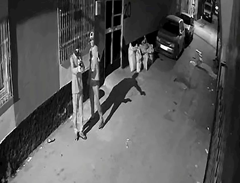 Husumetli olduğu akrabasının evine ateş açıp, o anları kayda aldı