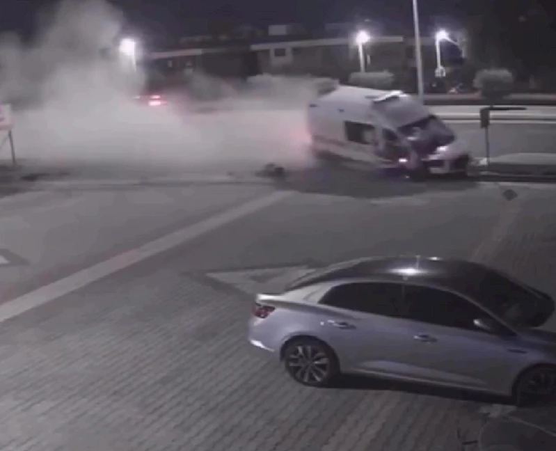 Kaldırıma çarpan ambulanstaki 3 sağlık çalışanı yaralandı; kaza kamerada