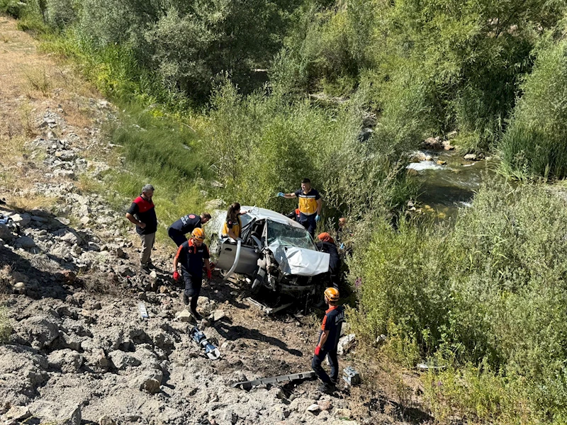 Sivas’ta otomobil dere yatağına uçtu: 2 ölü
