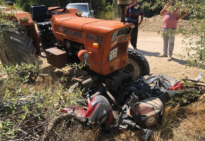Traktörle çarpışan motosikletin 17 yaşındaki sürücüsü öldü 
