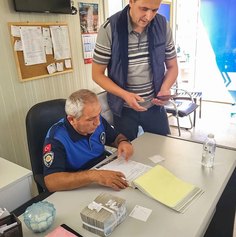 Yolda bulunan 100 bin lira sahibine teslim edildi