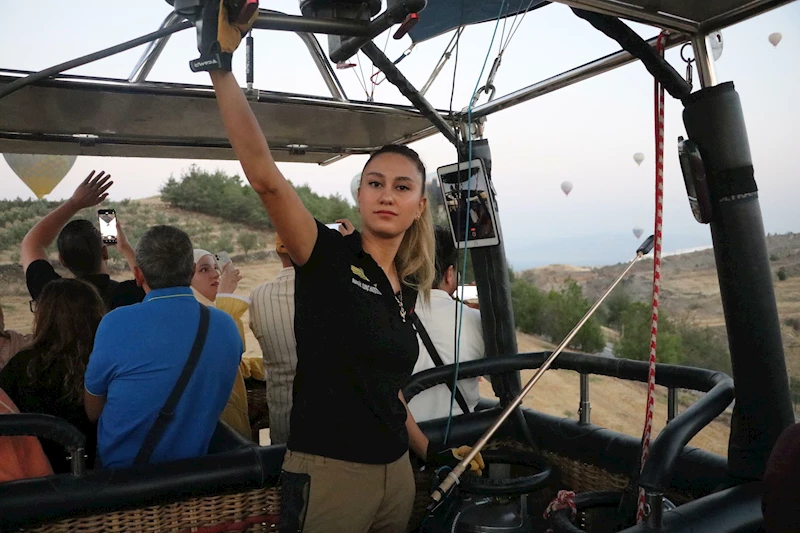 Ön muhasebeci olarak çalıştığı balon şirketinin ilk kadın pilotu oldu