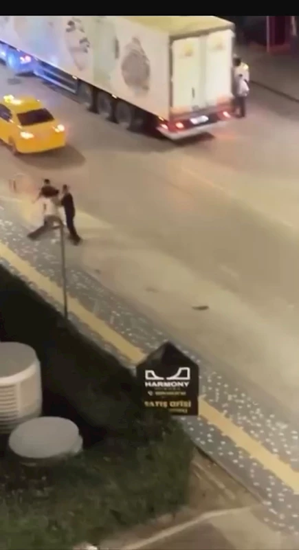 Önce kadını darbedip, ardından arkadaşının üzerine bıçakla yürüdü