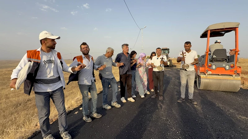 Mardin - Midyat’ta 50 yıl sonra mahallelerine dönen Yezidiler, asfalt sevincini halayla kutladı /Video eklendi 