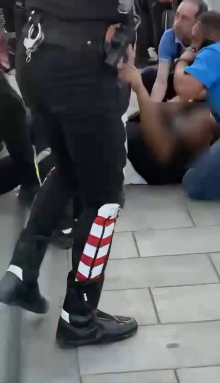 İstanbul - Eminönü’nde tartıştığı kişiyi silahla kovalayan şüpheliyi trafik polisleri etkisiz hale getirdi