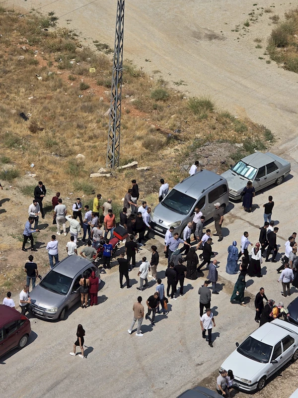 Düğünde kavga çıkarıp, ihbara gelen polis aracına zarar verdi; olay kamerada