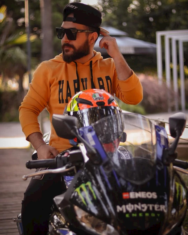 Ön tekerini kaldırarak kullandığı motosikletiyle yaptığı kazada öldü