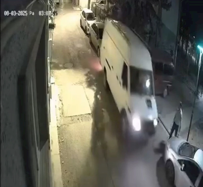 Minibüsüyle geri manevra yaparken, 2 otomobile çarpıp kaçtı; o anlar kamerada 