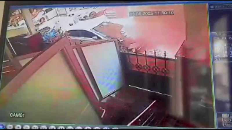 İstanbul - Küçükçekmece’de kentsel dönüşüm kapsamında yıkılan bina bitişikteki apartmanın üzerine çöktü / Dron görüntüsü eklendi