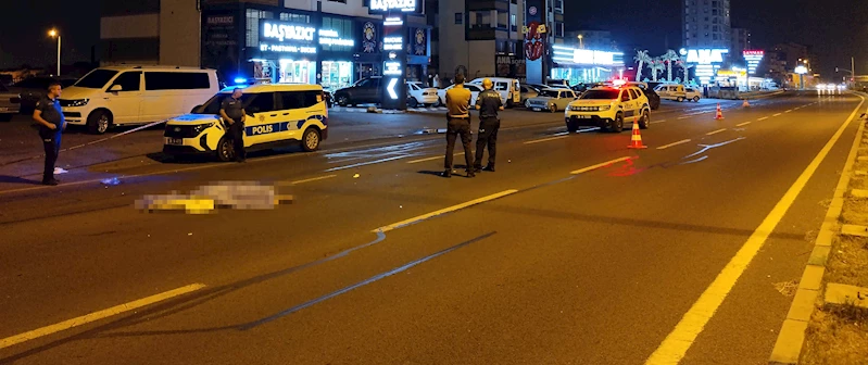 Hafif ticari aracın çarpıp, otomobilin ezdiği kadın öldü; kaza anı güvenlik kamerasında