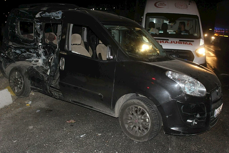 Manisa -Kamyon ile hafif ticari araç çarpıştı; 1 ölü, 2