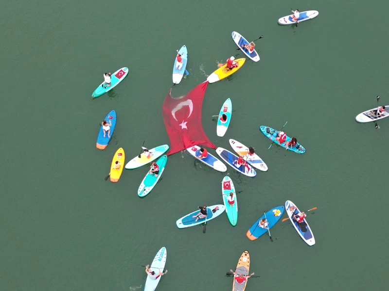 Sup Board ekibinden İznik Gölü’nde bayraklı Zafer Bayramı kutlaması